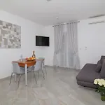 Antea With Free Parking بيت ضيافة 4*